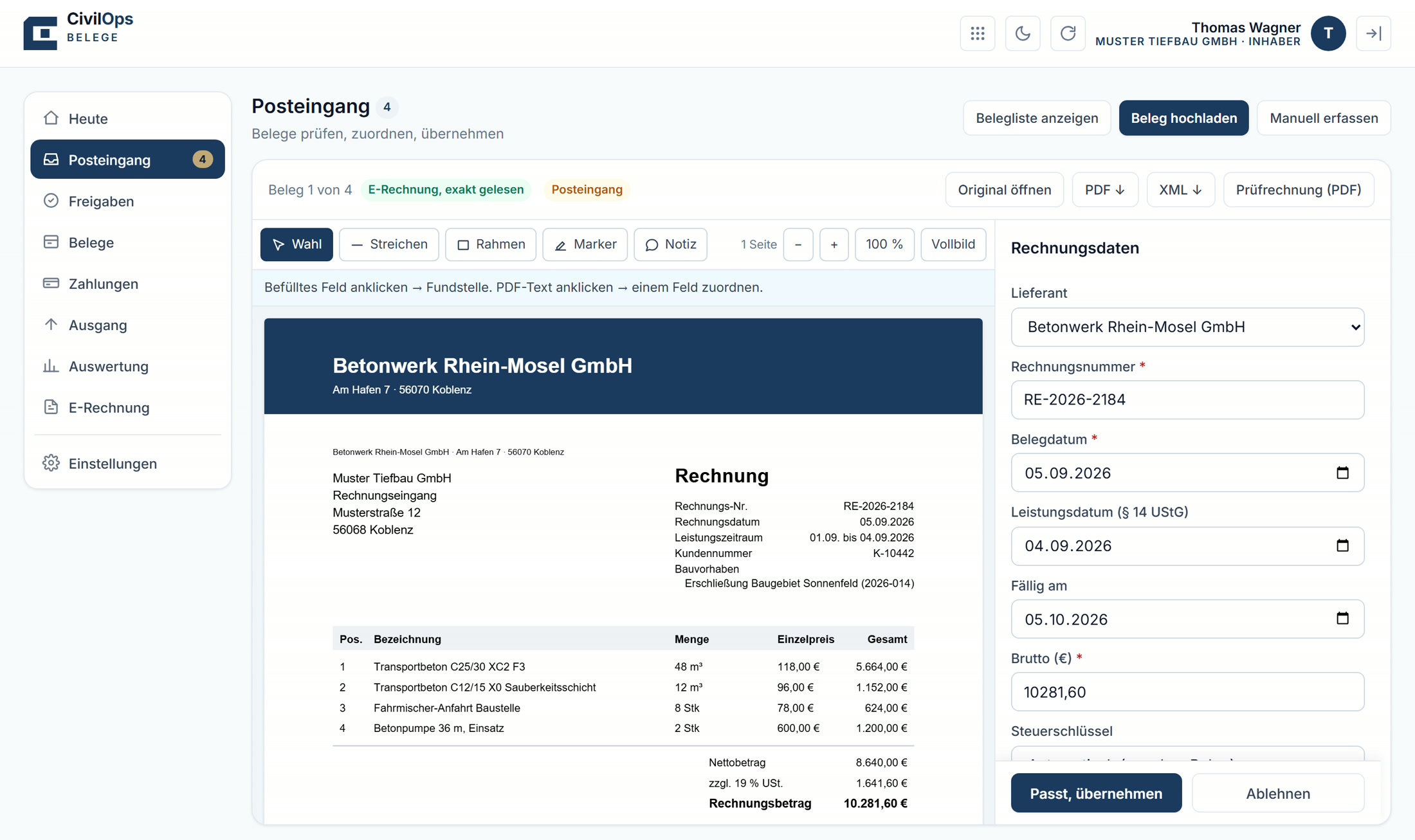 Screenshot aus CivilOps Belege, Posteingang: links die Originalrechnung eines Betonwerks als PDF-Vorschau mit Werkzeugen für Markierungen und Notizen, rechts die ausgelesenen Rechnungsdaten (Lieferant, Rechnungsnummer, Belegdatum, Leistungsdatum, Fälligkeit, Brutto) mit den Knöpfen „Passt, übernehmen“ und „Ablehnen“.