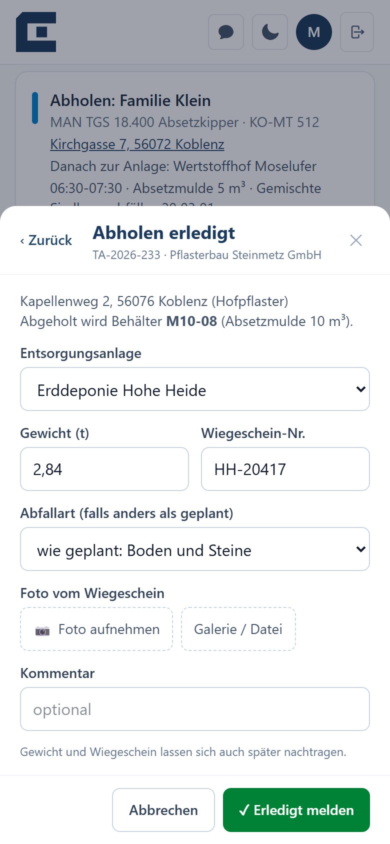 Bildschirmfoto aus CivilOps Logistik am Handy: Dialog Abholen erledigt für den Auftrag TA-2026-233 der Pflasterbau Steinmetz GmbH. Abgeholt wird Behälter M10-08, Absetzmulde 10 m³. Felder für Entsorgungsanlage Erddeponie Hohe Heide, Gewicht 2,84 Tonnen, Wiegeschein-Nummer HH-20417, Abfallart wie geplant Boden und Steine, Foto vom Wiegeschein und Kommentar, unten der Knopf Erledigt melden.
