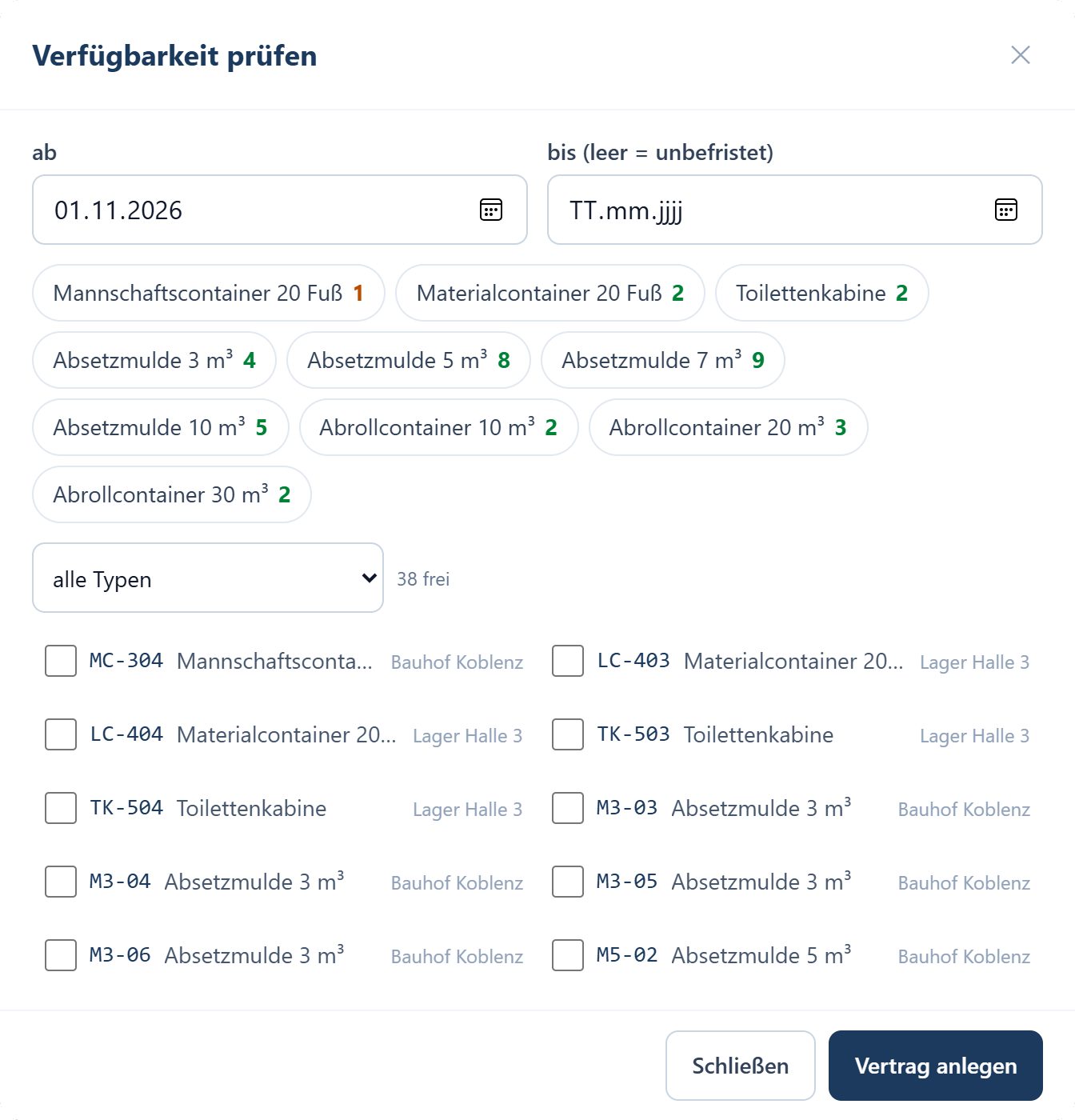Bildschirmfoto aus CivilOps Logistik: Dialog Verfügbarkeit prüfen ab 01.11.2026, bis leer für unbefristet. Chips mit der Zahl freier Module je Typ, zum Beispiel Materialcontainer 20 Fuß 2, Absetzmulde 7 m³ 9 und Abrollcontainer 20 m³ 3, darunter 38 freie Module mit Nummer und Lagerort zum Ankreuzen und der Knopf Vertrag anlegen.