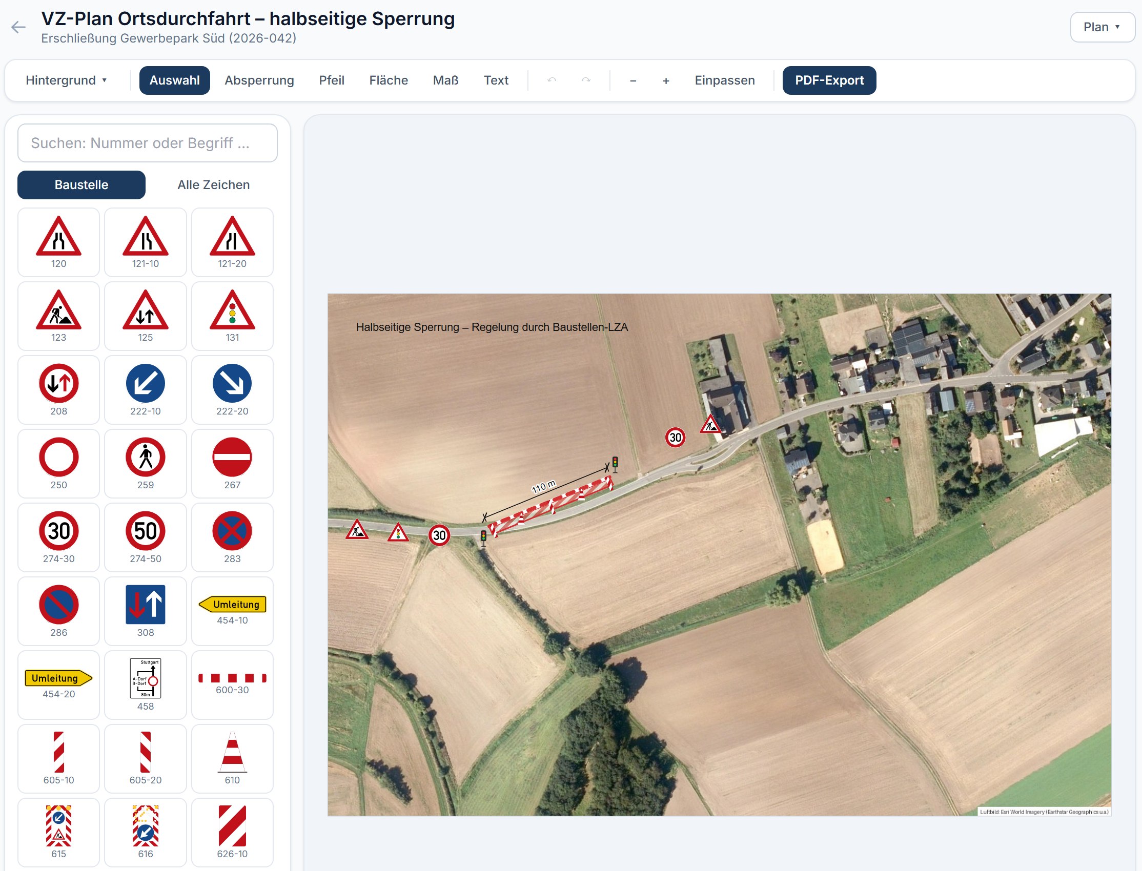 Screenshot aus dem Bautagebuch: Verkehrszeichenplan-Editor mit halbseitiger Sperrung auf einem Luftbild, links die Palette amtlicher StVO-Zeichen, dazu Absperrung, Baustellenampeln, Beschilderung und eine Bemaßung.